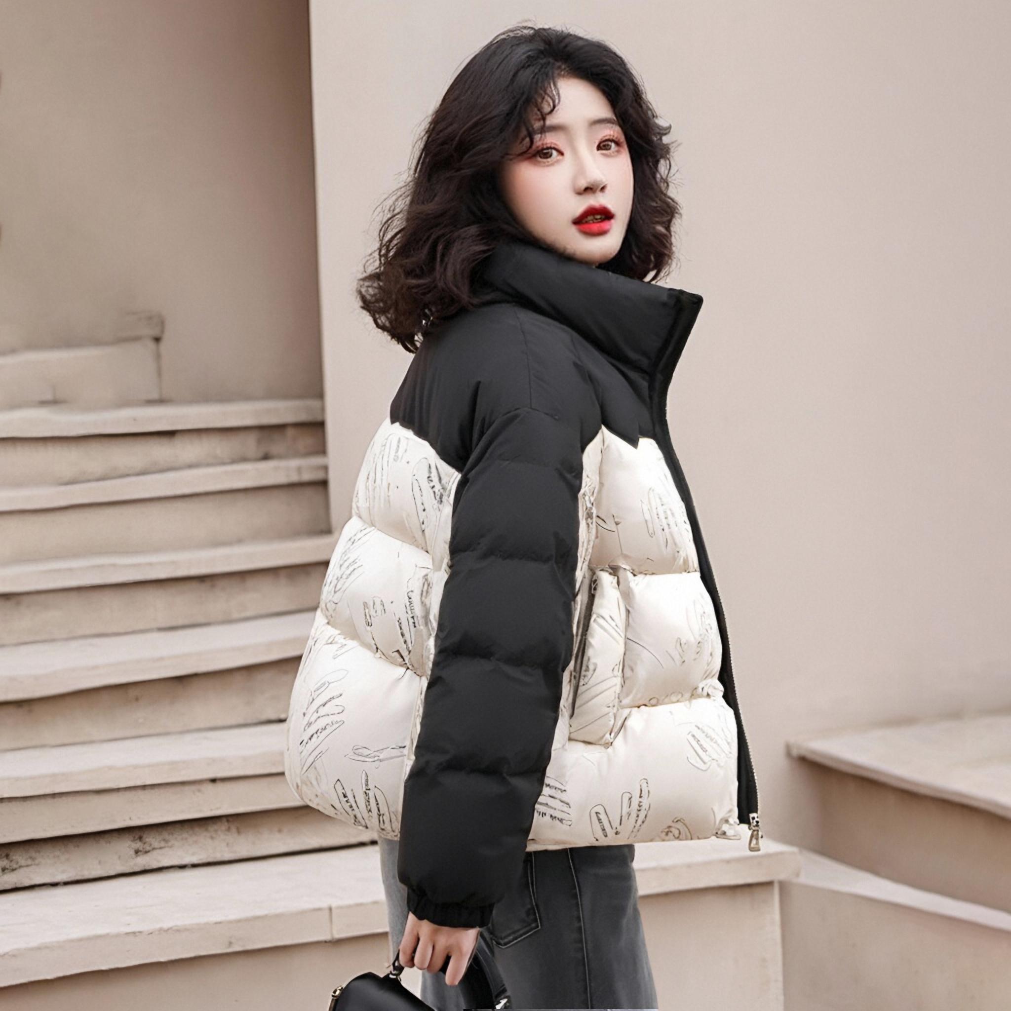 Короткая женская куртка-пуховик из толстого белого утиного пуха с воротником-стойкой — фото 9