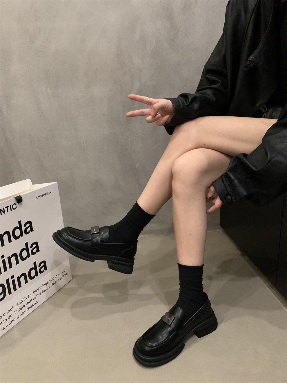 

Универсальные весенне-осенние туфли на платформе в британском стиле, маленькие кожаные туфли, черные туфли, лоферы 2025, туфли-одинарки, женские новые, на одной педали 39 матовый черный