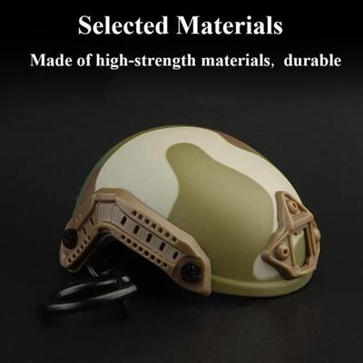 Pingente de chaveiro com abridor de garrafas oculto, ornamento de chaveiro em formato de capacete, realista, leve e amplamente utilizado