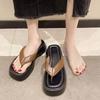 Vielseitige Strand-Flip-Flops mit dicker Sohle, modische Sandalen, Damen-Sommerneuheit, höhenverstärkende Oberbekleidung, coole Hausschuhe für Damen