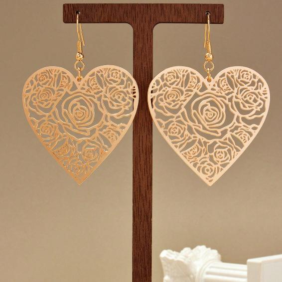 

A pair of retro simple and fashionable girly heart alloy hollow rose love earrings are suitable for daily leisure золотий жовтий колір