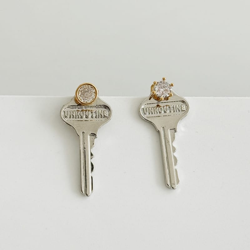 August Harmony Unroutine Key Earring / 2color