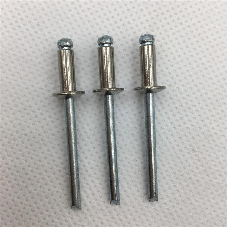 Tuerca remachable de acero inoxidable de extremo abierto y cabeza redonda 304 Remache ciego