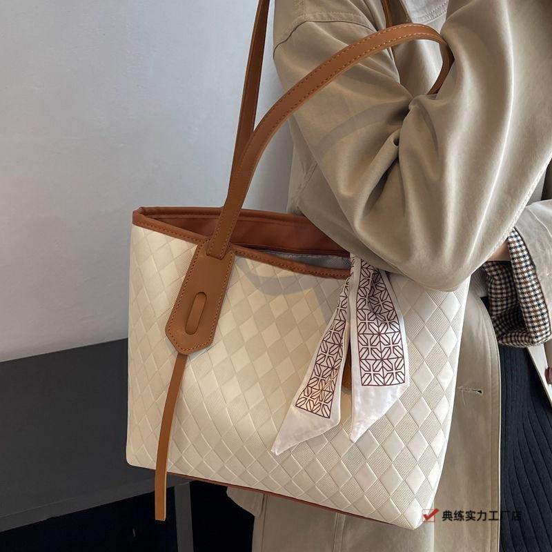 Internet Celebrity Fashion Big Bag Women's New Commuter Versatile High Sense Shoulder Bag Large Capacity Texture Tote Bag