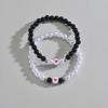 2-teiliges Set aus minimalistischen schwarzen und weißen Perlen gemischt mit Liebe gestapelten Damenarmbändern