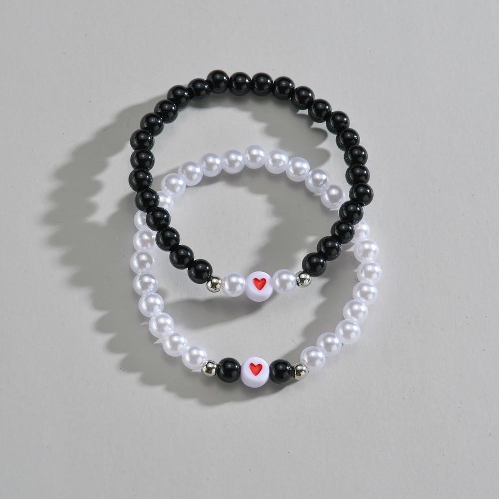2-teiliges Set aus minimalistischen schwarzen und weißen Perlen gemischt mit Liebe gestapelten Damenarmbändern