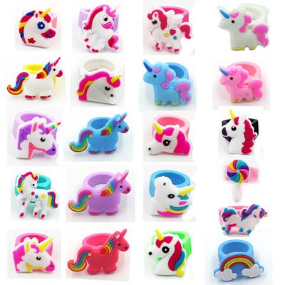 10Pcs Anel de unicórnio de desenho animado infantil PVC anel de dedo de borracha macia arco-íris brinquedo infantil festa de aniversário temática brindes brinquedos