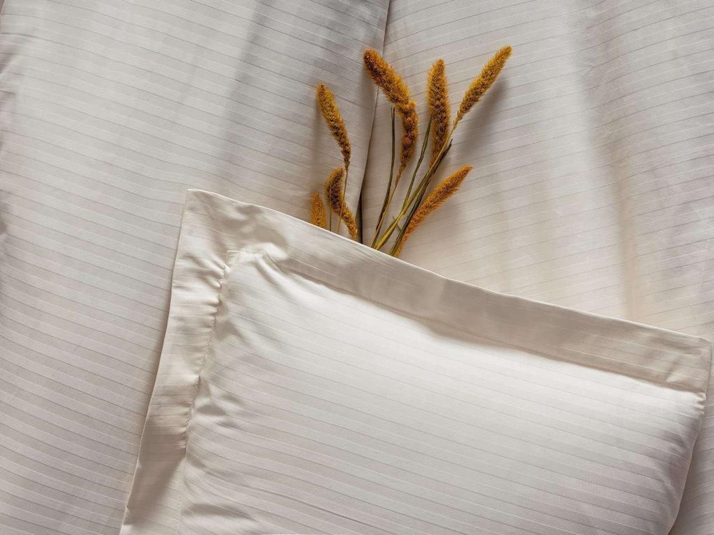 Parure de lit - 1 housse de couette 140 x 200cm + 1 taies d'oreiller 60 x 60 cm - Satin - Imprimé rayures Ecru