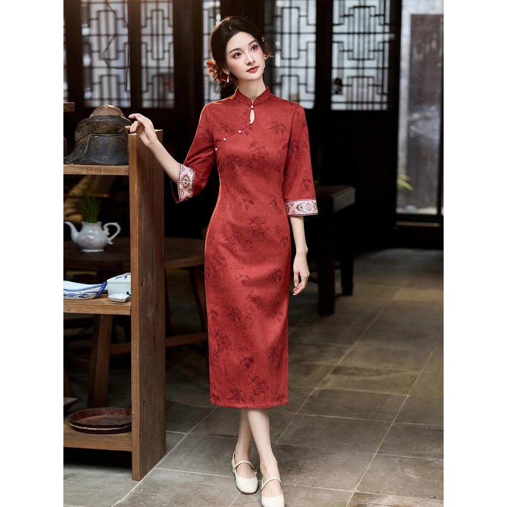 New Chinese-style red long cheongsam women's 1011 new autumn engagement toasting clothes temperament daily wearable high-end sense