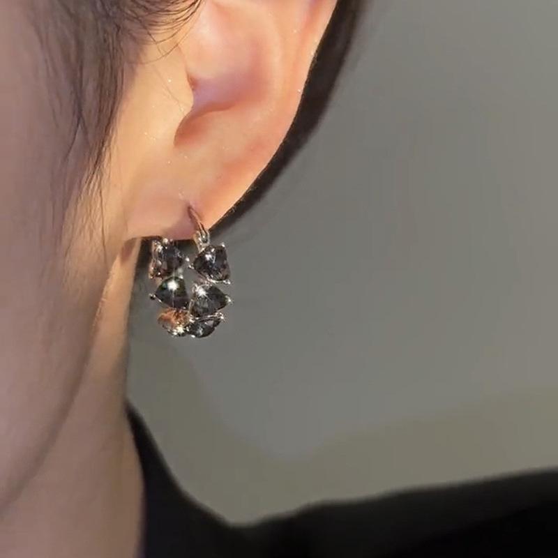 Elegantní náušnice ve tvaru srdce s kamínky pro rok 2024: Trendy a všestranné náušnice pro ženy