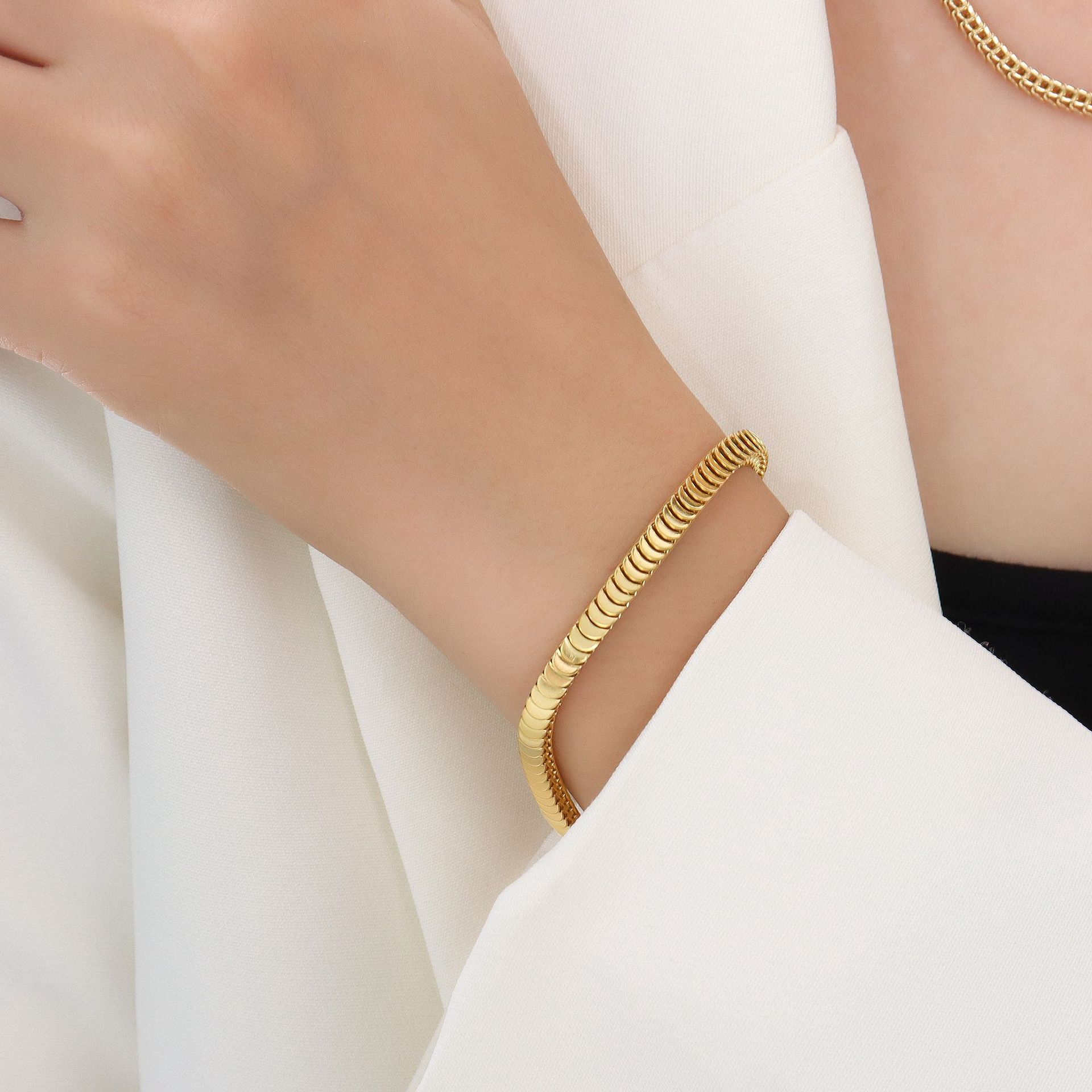 

Сверкающая титановая сталь, покрытая 18-каратным золотом, сетка из рыбьей чешуи, простой темперамент, больше, чем каждый год, цыганский браслет со звездой для женщин