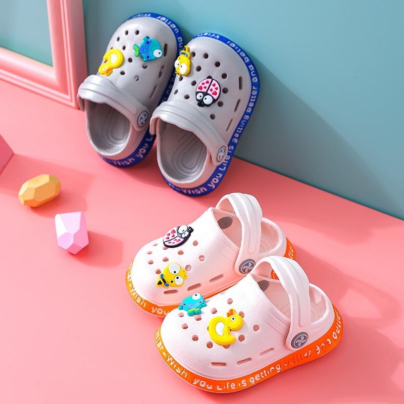 Children's Summer Slippers, Closed-Toe Cartoon Hole Sandals, Anti-Slip Indoor Home Shoes for Infants and Toddlers, Soft-Soled Sandals.