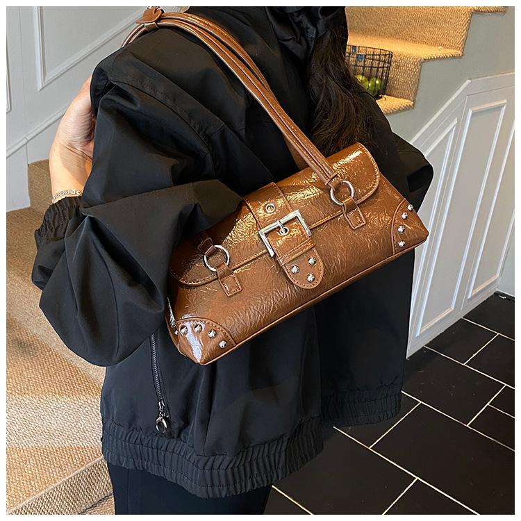 Large capacity retro bag women's autumn and winter niche single shoulder underarm bag rivet commuter pillow bag