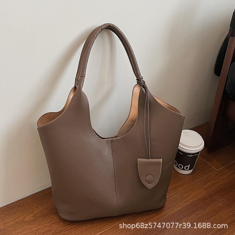 ins Korean version of fashion large-capacity tote bag women's 2025 new versatile hand-held basket bag textured shoulder bag