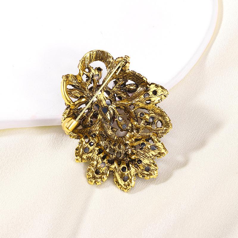 Retro Style Crystal Brooch Women's Atmospheric Corsage Coat Suit Anti-light Pin Diamond Accessories