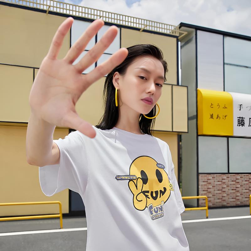 Li Ning Sports Fashion Series Solid Color Cartoon Smile Round Neck Pullover Short Sleeve Regular T-Shirt Women Tops White AHSSA52-3