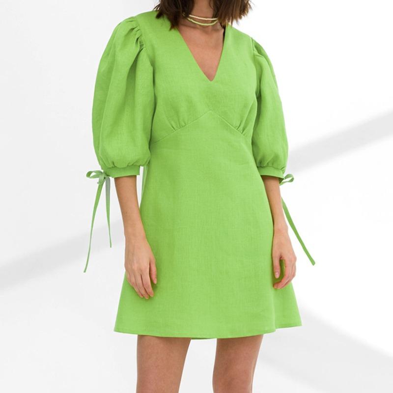 Летнее платье женское элегантное с V-образным вырезом и рукавами-фонариками на шнуровке — фото 5