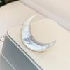 Elegante Spilla a Forma di Luna in Conchiglia Naturale – Spilla Stile Retrò per il Colletto da Donna