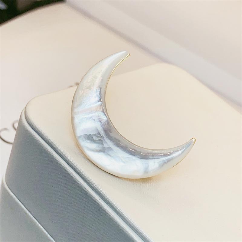 Elegante Spilla a Forma di Luna in Conchiglia Naturale – Spilla Stile Retrò per il Colletto da Donna