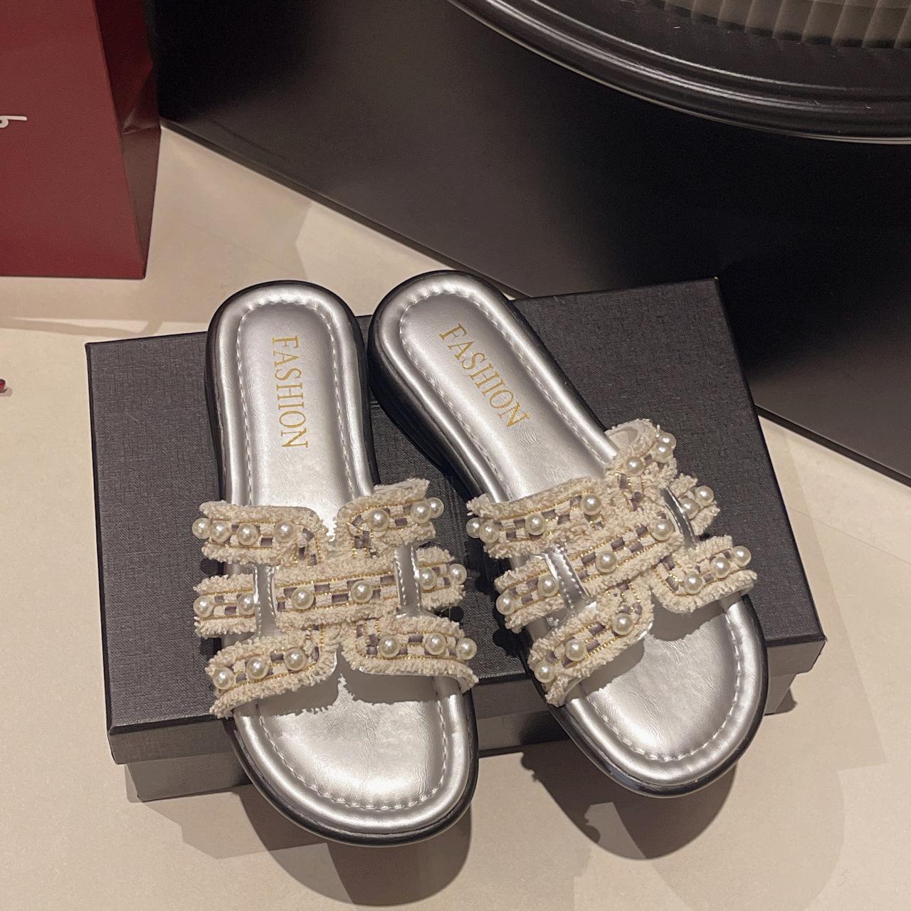 

2025 лето новые тапочки-шлепанцы с жемчугом в стиле Сяосянфэн, женские, на плоской подошве, шлепанцы с перемычкой, универсальные пляжные сандалии под юбку 35 серебряный