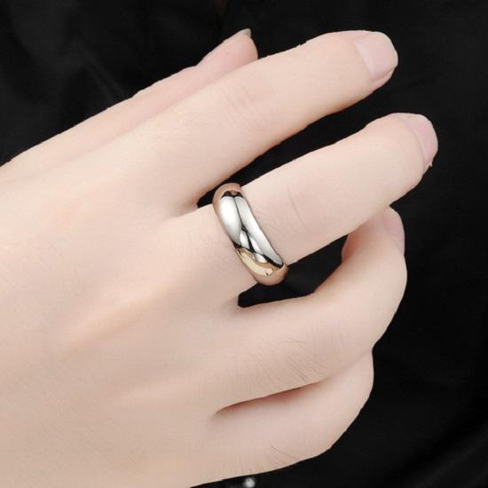 Elegant Sliver Color Fashion Wedding Rings Set For Women And Men With High Quality Material