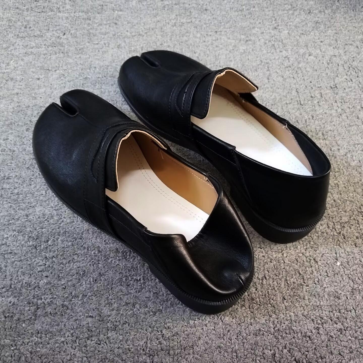 Женские лоферы таби с раздельным носком в британском стиле на плоском каблуке из лакированной кожи слипоны с откидным задником дизайн копытце Size 40 3240₽