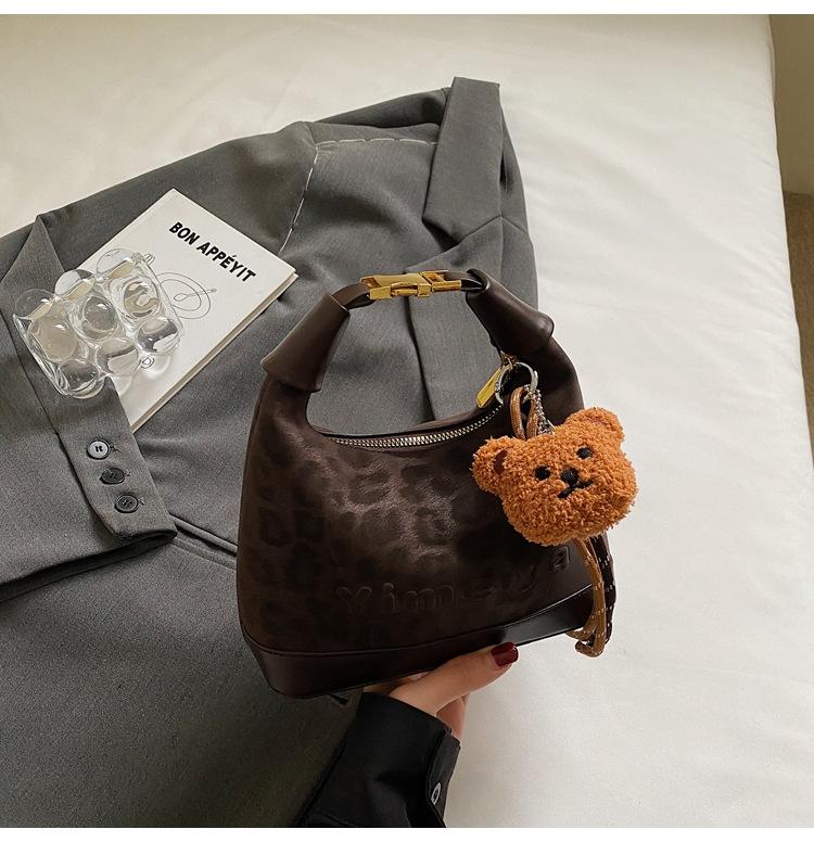 

Korean version niche design hand bag women s versatile commuter to work shoulder bag new fashion retro leopard print messenger bag
