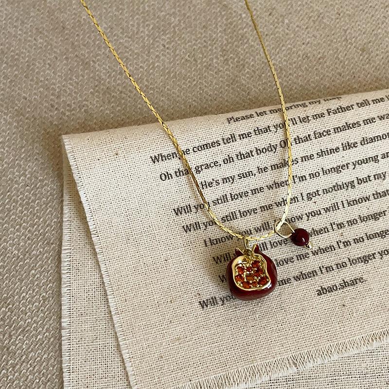 

Ожерелье с подвеской в виде спелого граната, серьги-гвоздики, женская нишевая дизайнерская индивидуальность, изысканная универсальная модная цепочка на шею, цепочка на свитер