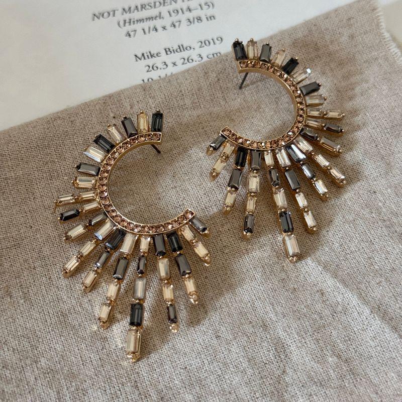 

and American Exaggerated Style Diamond-Encrusted Sunflower Earrings, Niche, Unique, Luxurious, High-End Ear Clips, Personalized Light Luxury Earrings A Pair of Pierced Ears [Earrings]