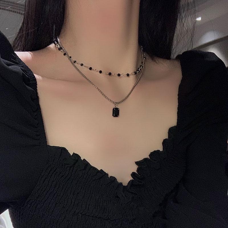 

Sweet Black Gem Double-Layered Necklace: High-End Choker for Trendy Women