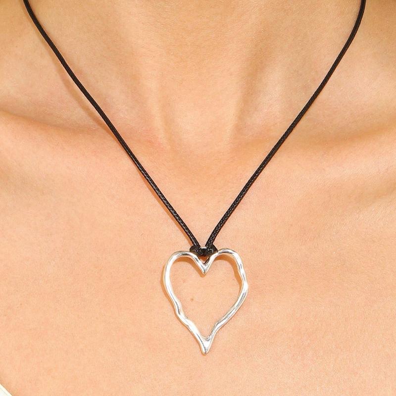 

1pc Metallic Hollow Out Asymmetrical Geometric Multiple Element Heart Shaped Pendant Collar Necklace for Women Fashion Casual Street Party Jewelry one-size серебряный