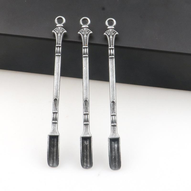 

Металлическая мини-золотая ложка размешивает кофе или чай античный серебряного