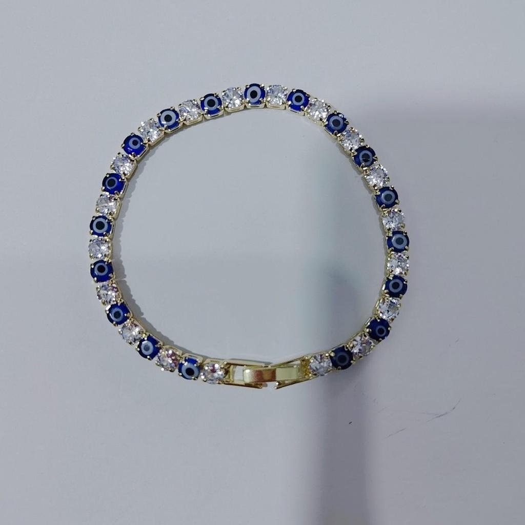 Elegant Zircon Bracelet for Women - Luxurious, Exquisite, Crystal Design Bangle with a Sophisticated Touch.