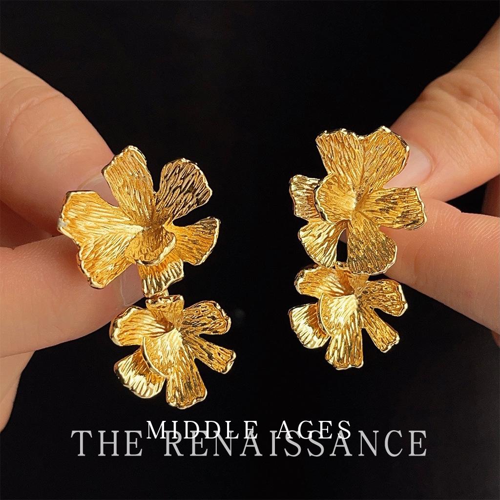 

Light medieval heavy industry! Texture ancient gold three-dimensional flower earrings, a two-wear earring.