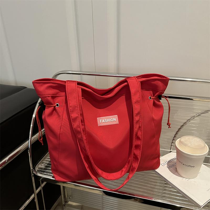 

Студенческая сумка-тоут большой вместимости женская 2025 новая универсальная дорожная сумка через плечо японская парусиновая сумка под мышкой красный