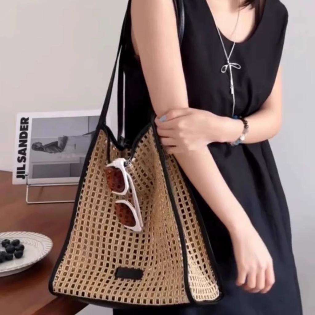 New Stylish and Simple Handbag One Shoulder Underarm Hollow Straw Bag Woven Seaside Vacation Bag Large Capacity