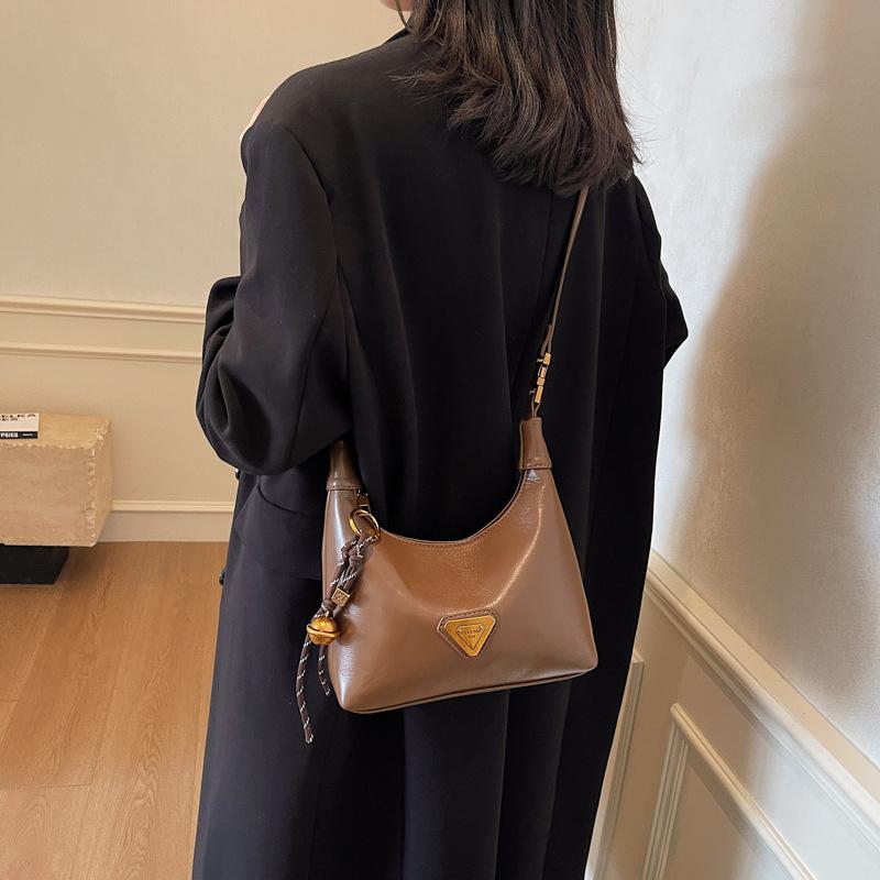 This Year, the Popular Small Bag Women's 2025 Autumn and Winter New Portable Pillow Bag Retro Glossy High-end Textured Messenger Bag