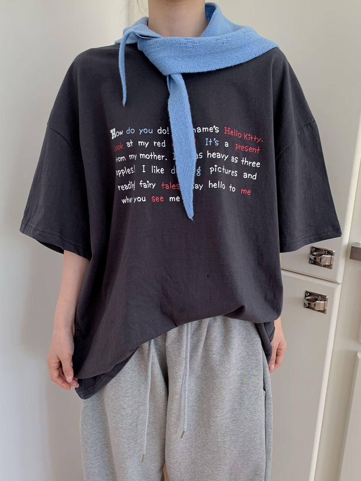 

Корейская хлопковая футболка с коротким рукавом свободного кроя из Дондэмуна с принтом спереди и сзади - Коллекция Весна/Лето One Size темно-серого