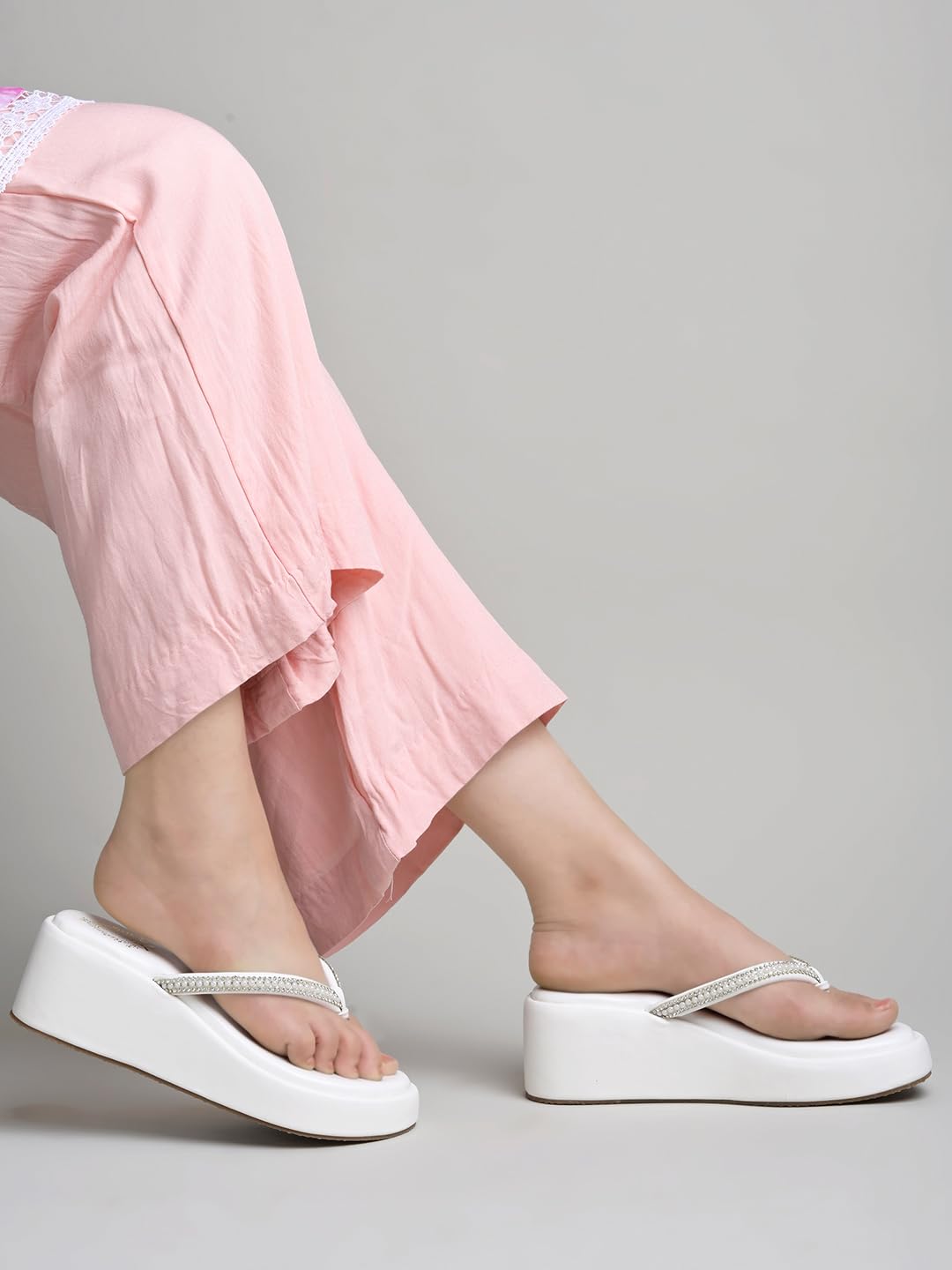 Shoetopia Женские Премиальные Стильные Удобные Повседневные Сандалии | Легкая Противоскользящая Подошва Для Улицы | Прочная Подошва С Хорошим Сцеплением Долговечная Повседневная Обувь EU41 : 24CM белый