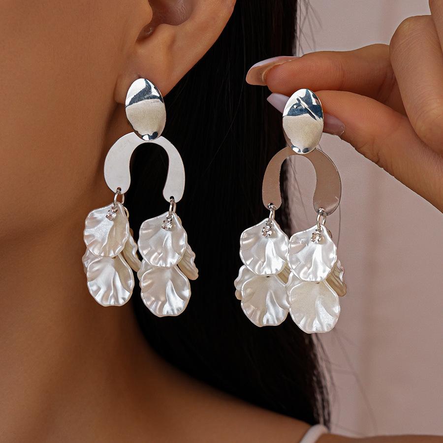 

Модные серьги-подвески для женщин белый