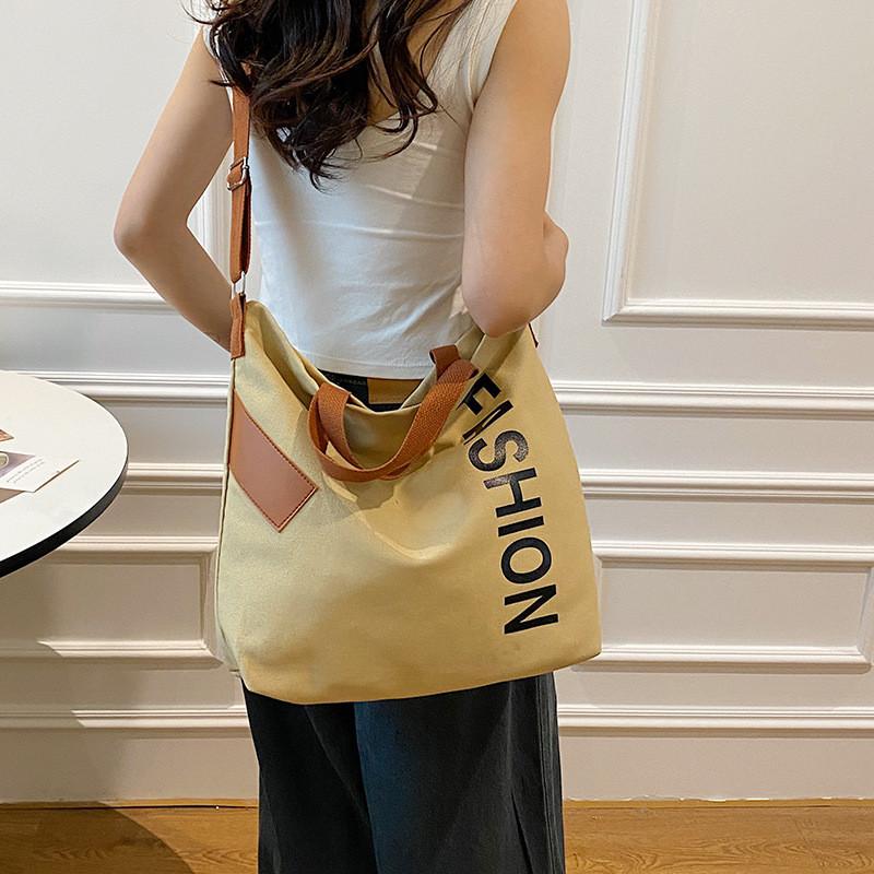 Eye-catching Large Capacity Canvas Tote Bag With Inner Pocket For Practical Daily Use And Commuting