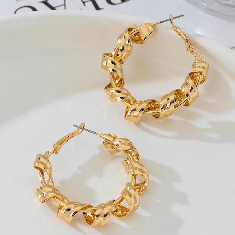 Modische Ohrringe für Damen