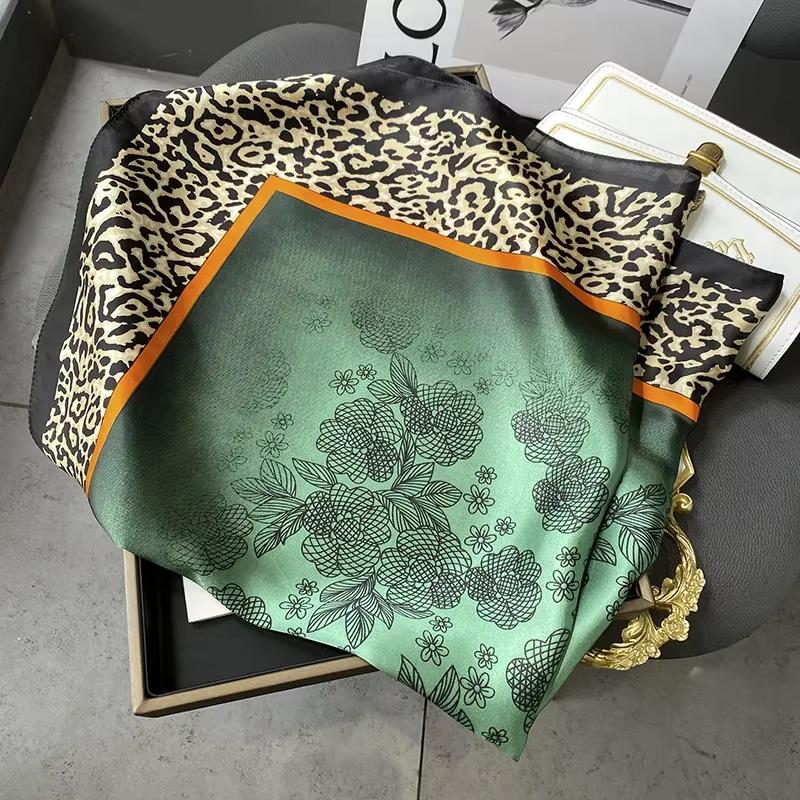 Luxuriöser Vintage-Druck Quadratischer Schal Hijabs Halstuch Stilvoller Damen Multifunktionales Bandana Nackenschutz Simulierter Seidenschal