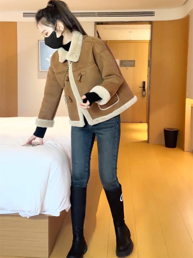 

Короткое пальто из овечьей шерсти женское 2025 зима новое утолщенное замшевое меховое цельное маленькое пальто S хаки