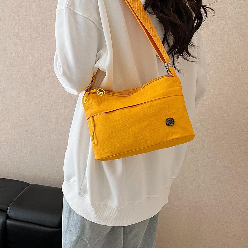 Korean version of fashion women's niche commuter small backpack 2025 new casual and lightweight shoulder messenger bag daily bag