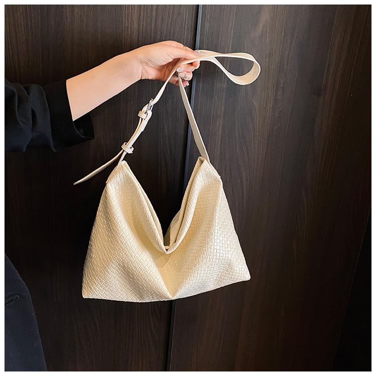 

2025 новая корейская версия модная однотонная простая большая вместительная сумка через плечо повседневная легкая универсальная сумка-мессенджер для поездок на работу белый