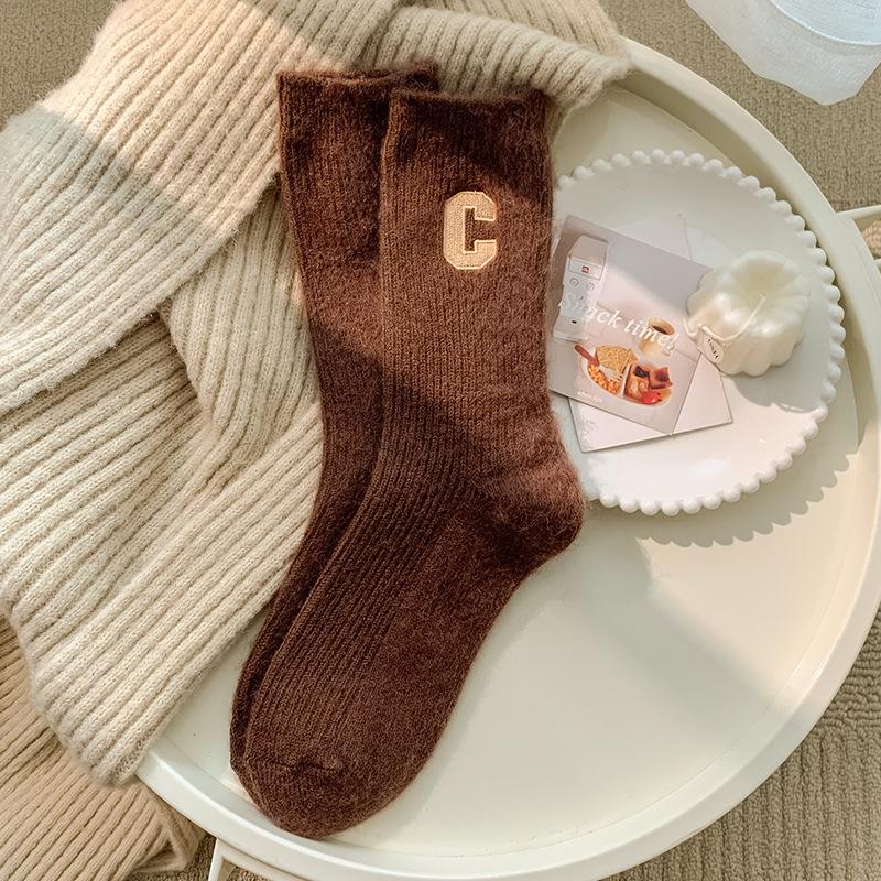 Dicke, bestickte Wollsocken für Damen im Winterstil