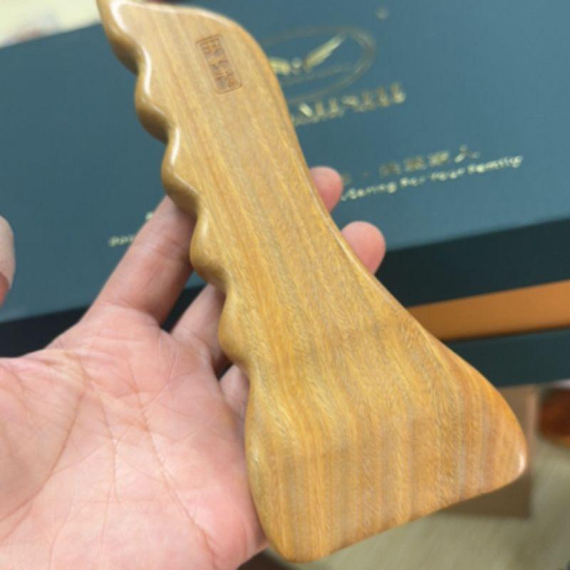 

Sun Shansheng Shengyang Shovel (High-End Massage and Gua Sha Tool for Beauty Salons, Used for Full-Body Acupressure Massage to Unblock Meridians) Green Sandalwood Rising Sun Shovel