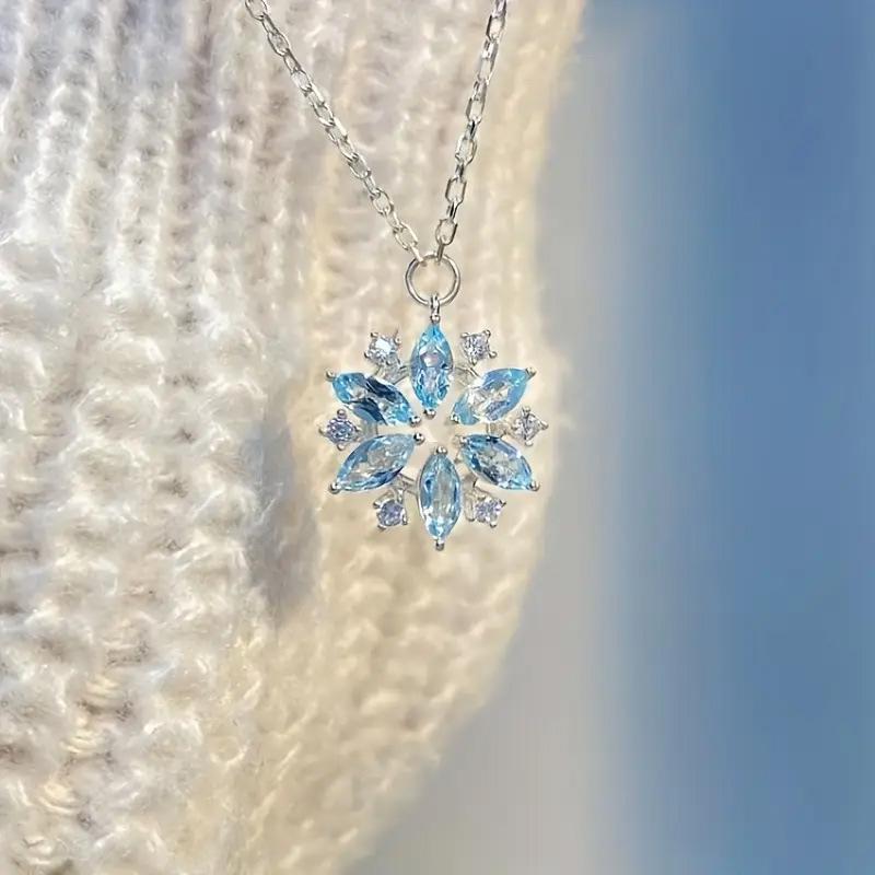 Collana Fiocco di Neve Azzurro Cielo - Ciondolo Decorativo da Donna, Raffinato Accessorio di Moda, Regalo Perfetto di Natale o Compleanno per la Fidanzata