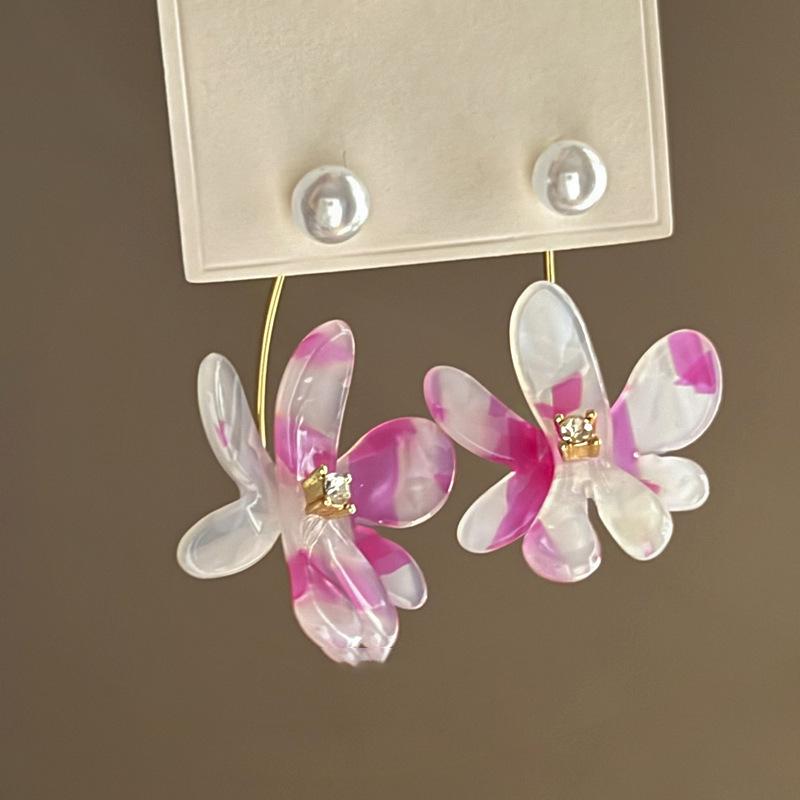 Boucles d'oreilles bohèmes roses à fleurs de perles de rocaille et pompons de perles